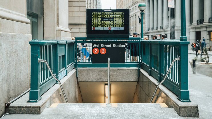 Eingang zu einer U-Bahn-Station bei der Wall Street in New York.