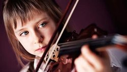 Wer Anne-Sophie Mutter nacheifern will, kann gar nicht früh genug anfangen; die Nachfrage nach mietbaren Kindergeigen boomt.
