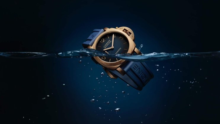 Die Luminor Marina im Bronze-Gehäuse verkörpert die klassischen Merkmale der Marke: Grösse, Robustheit und klares, funktionales Design.