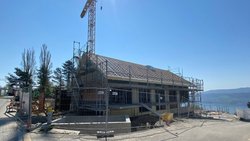 Hanglage: Überirdisch baut Christoph Blocher private Wohn- und Büroräume mit Panoramablick auf Alpen und Zürichsee, die Schaulager befinden sich grossteils unter der Erde.