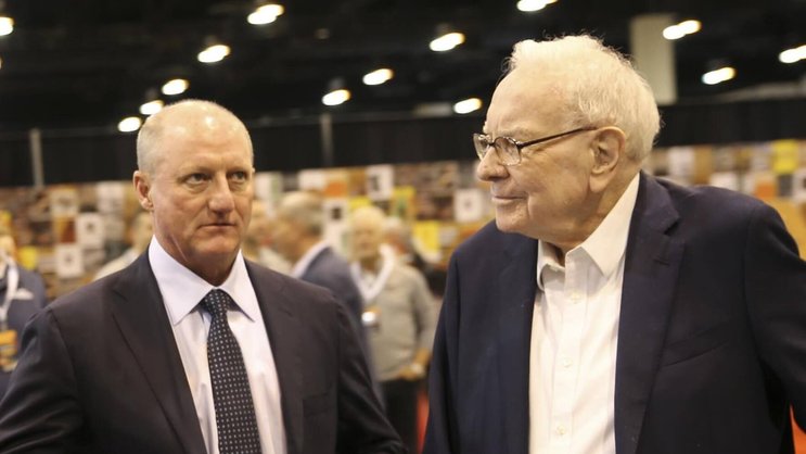 Warren Buffett (r.) wurde an der Aktionärsversammlung im Mai darauf angesprochen, was seinen Nachfolger Greg Abel speziell mache – er wirke «so … normal».