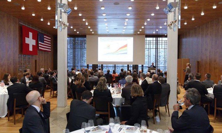 amcham_networking_fontana_zpi_2013-08-20_x9b1202.jpg