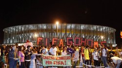«Rote Karte für die FIFA»: Demonstation gegen die teure Fussball-WM.  Keystone