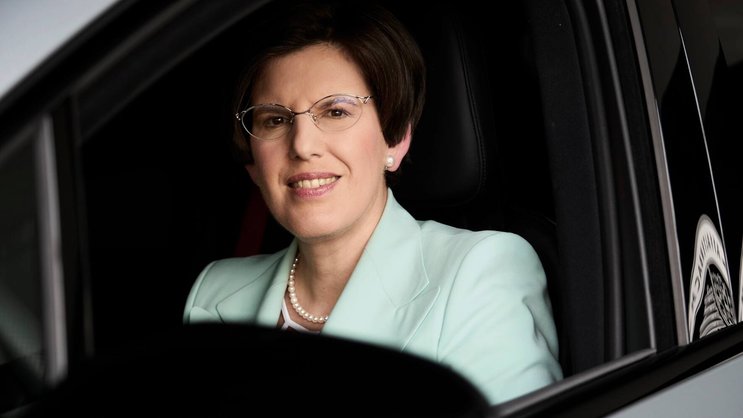 Frau am Sternen-Steuer: Merbag-Chefin Karin Stüber hält mühelos die Balance zwischen Autohandel und Sprachwissenschaft.