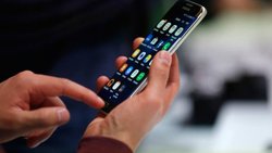 Im Crash Test: Das Samsung Galaxy S7 Edge. Keystone