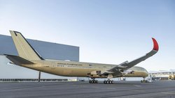 Der neue Airbus A350-1000 ULR von Qantas beim Rollout im Werk von Toulouse (F).