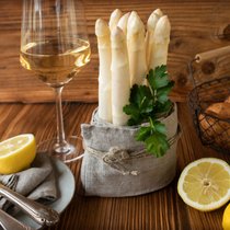 Die Vielfalt an Weissweinen die zu Spargel passen ist gross.