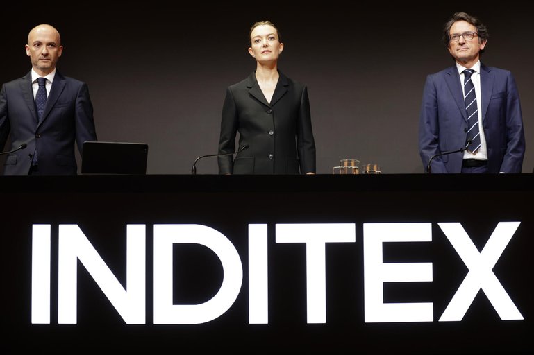 Der CEO der Textilgruppe Inditex, Óscar García Maceiras (links) kassierte 2024 322-mal mehr als der durchschnittliche Arbeiter.