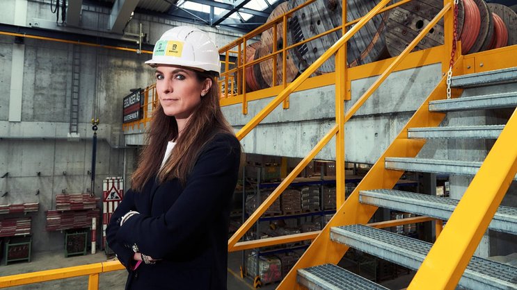 Helm ist Pflicht: Daniela Spuhler im Lager am Firmensitz in Brüttisellen.