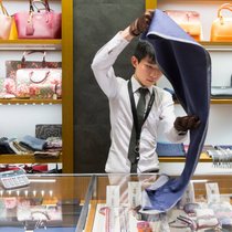Die Preisrückgänge bei Handtaschen, Schmuck und Damenschuhen deuten laut einer Studie von Julius Bär auf einen geringeren Luxuskonsum hin.