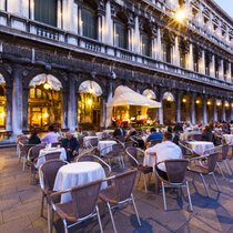 Venedig, Italien: Vom Caffè Florian geniesst man den Blick auf den Markusdom.