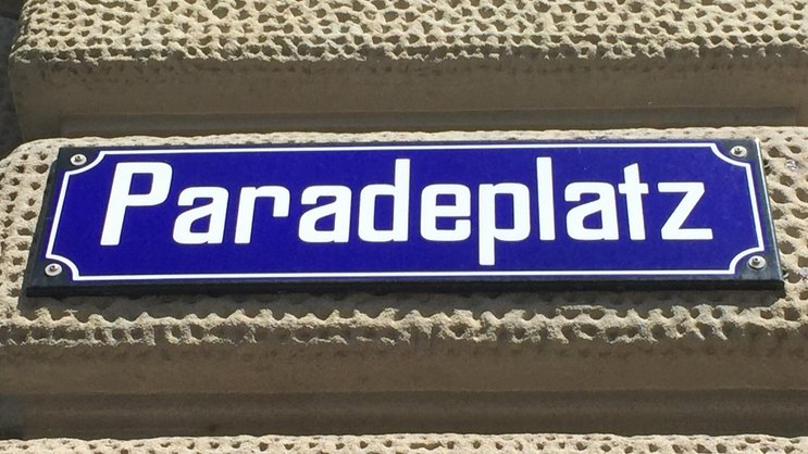 Schild am Zürcher Paradeplatz, dem symbolischen Schweizer Finanzzentrum.