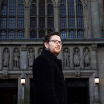 Nic Cheesman vor der Universität Birmingham: «Die Idee, dass die Demokratie nicht mehr überlegen ist, gewinnt an Bedeutung.»