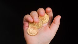 Gold glänzt wieder. Nach heftigen Rückschlägen im ersten Halbjahr scheint der Goldpreis Boden gefunden zu haben.