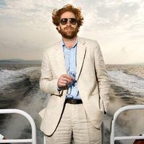 Prost: Patrick Liotard-Vogt auf einem Boot  zwischen St-Tropez und Cannes.