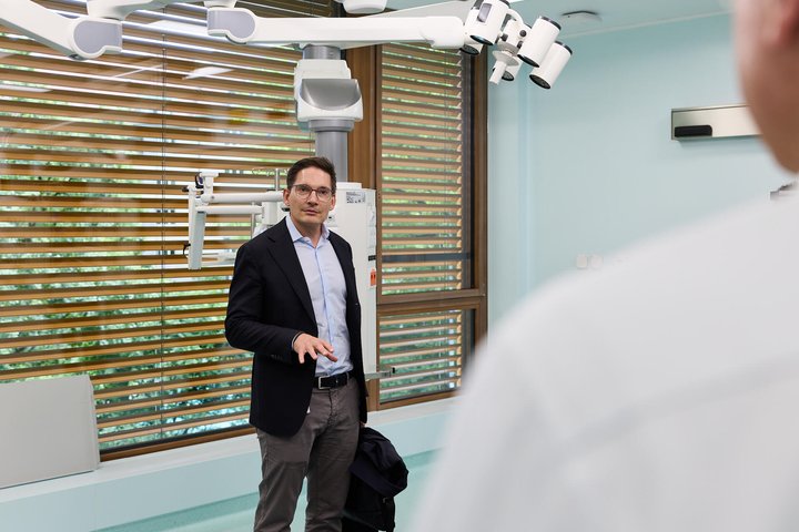 Abel Müller-Hübenthal, Direktor Immobilien und Betrieb am Inselspital, lässt sich im OP Details erklären.