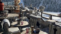 Über den Stuhllehnen und auf den Bänken der «Chez Vrony»-Terrasse liegen Breitling-Decken bereit.