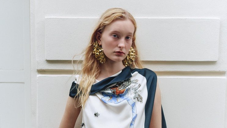 DIOR Drapiertes Kleid aus Seidentwill mit Blumenmotiv, Hortensienohrringe aus Metall.