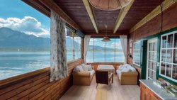 Seegrundstück mit Holzterrasse und Wintergarten am Mondsee im Salzkammergut: eines der Objekte der österreichischen Sharing-Plattform Platz am See.