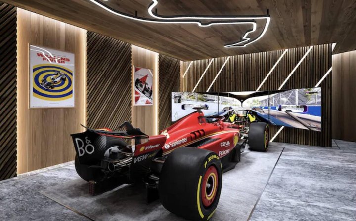 Es gibt sogar einen Formel-1-Simulator im Haus.