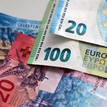 Euro- und Franken-Geldnoten.