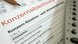 Konzernabschluss eines Unternehmens mit der Gewinn- und Verlustrechnung (Symbolbild).