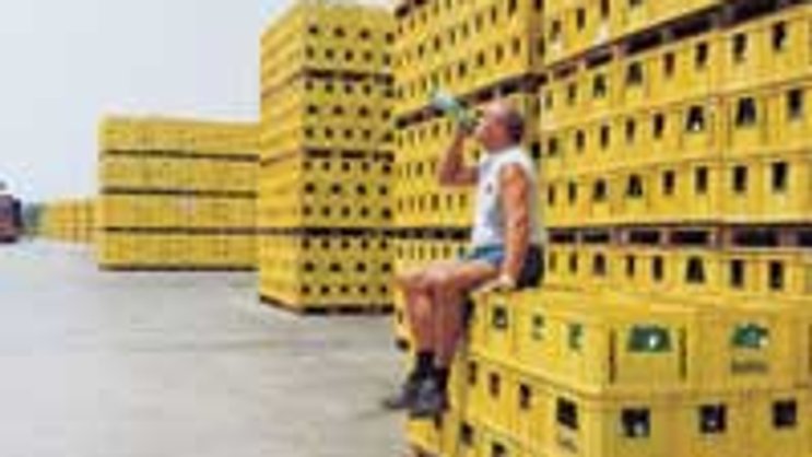 Wasser-Reservoir für die ganze Welt: Lager von Nestlés Flaggschiffmarke San Pellegrino in Madone bei Bergamo, Norditalien.