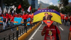 Solidarität trotz Wirtschaftskrise: Regierungstreue Demonstranten unterstützen ihren Präsidenten und Chavez-Nachfolger.