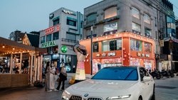 Ein Abend im exklusiven Stadtteil Apgujeong in Seoul. TIM FRANCO für WSJ