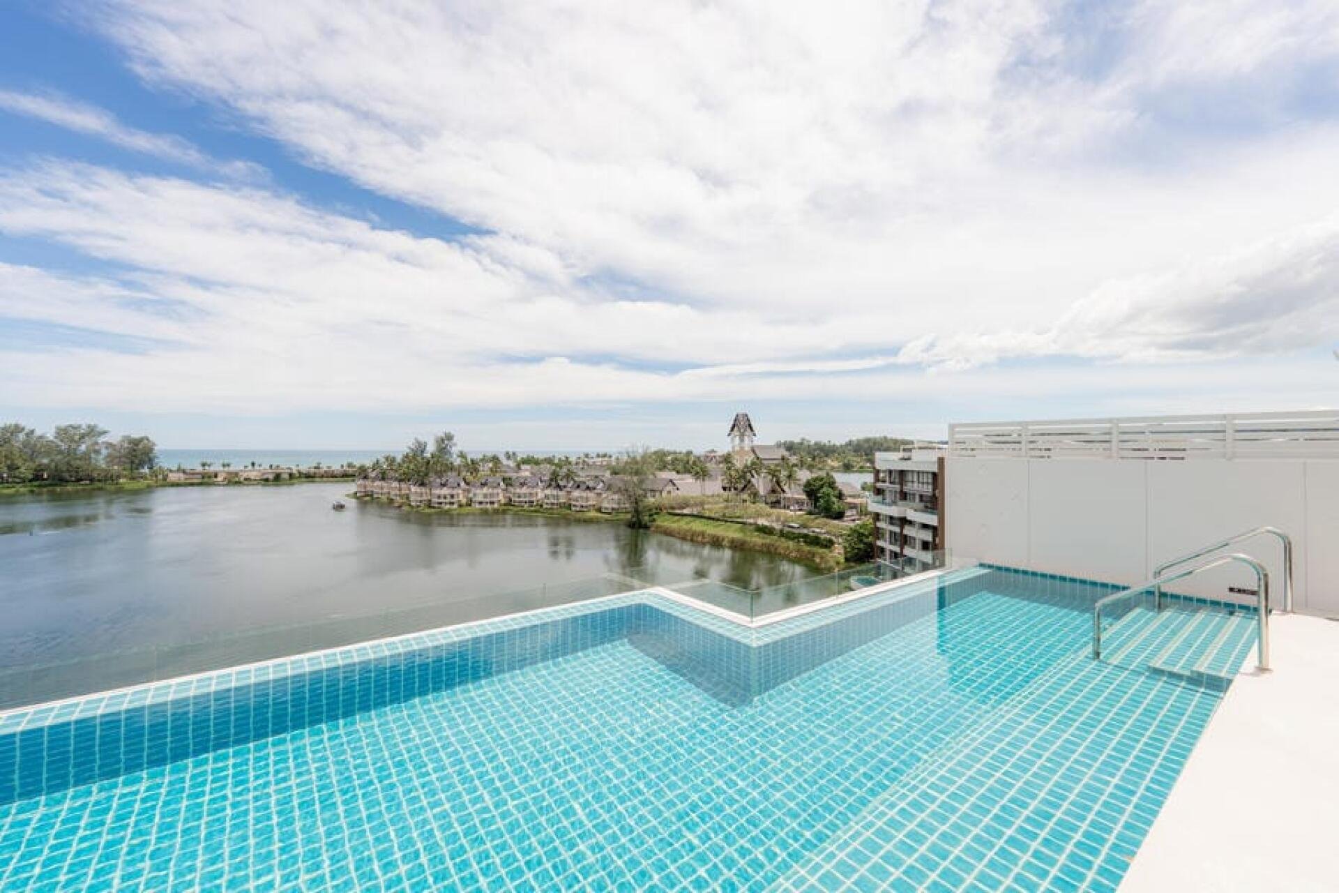 Swimming Pool eines Penthouses von Banyan Group Residences in Bang Tao, Phuket, Thailand.