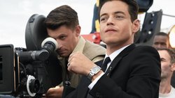 Der Oscarpreisträger und Cartier-Botschafter Rami Malek trägt die neue Tank und verkörpert die Eleganz der neuen Uhrenreihe