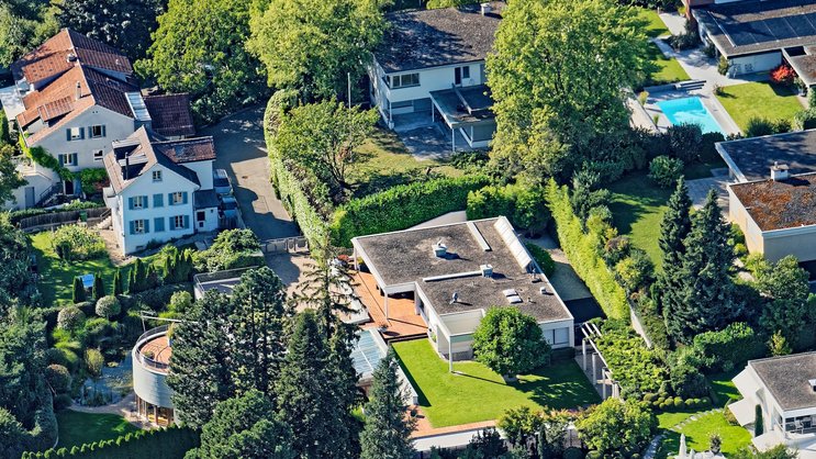 Das Grundstück von Iqbal Khan (im Bild in der Mitte oben) in Herrliberg über dem Zürichsee grenzt direkt an jenes von Tidjane Thiam, CEO der Credit Suisse (in der Mitte unten).