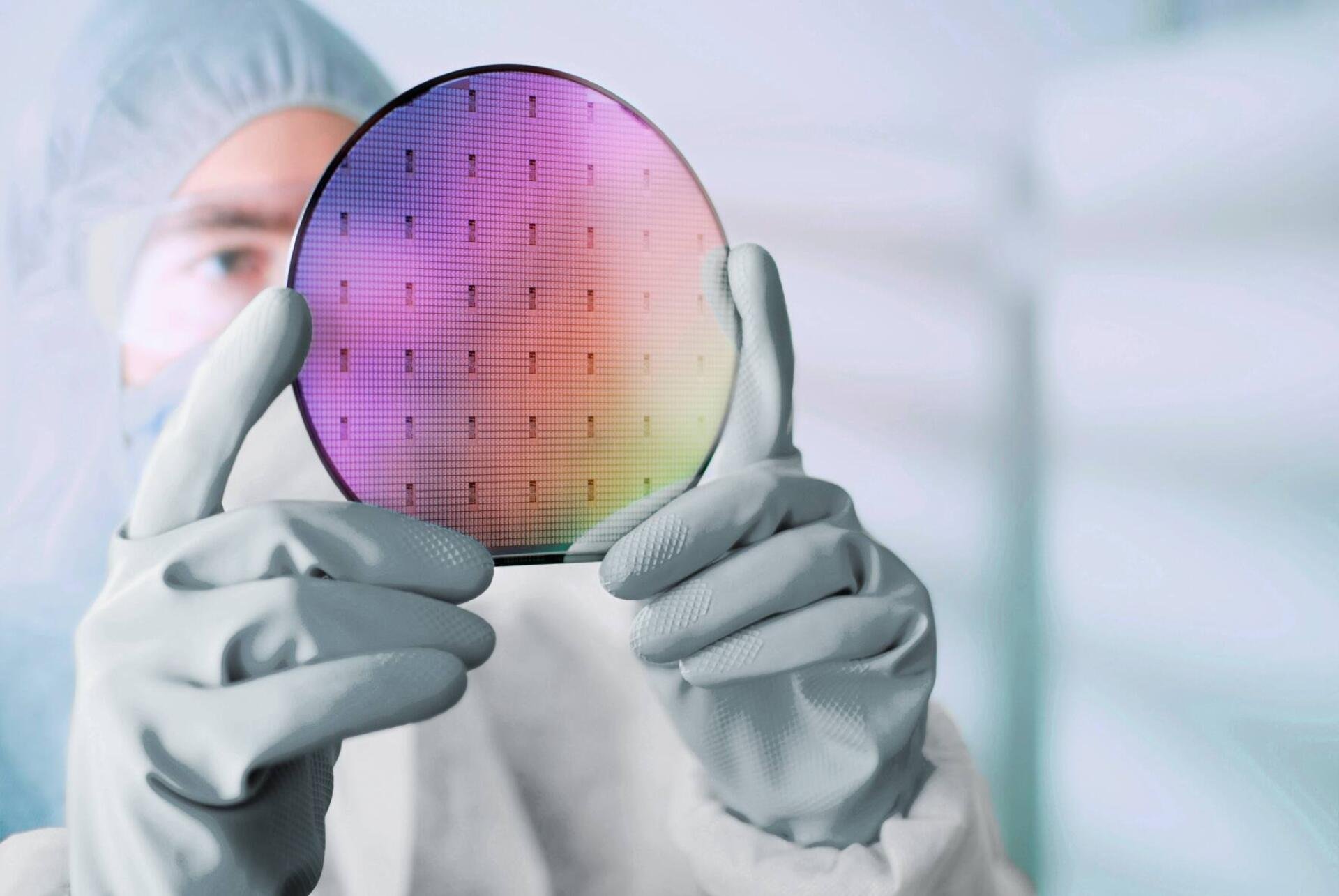 Auf dieser Scheibe werden Chips geprägt, damit es die Einprägungen nicht verzieht, muss Helium den Wafer kühlen.