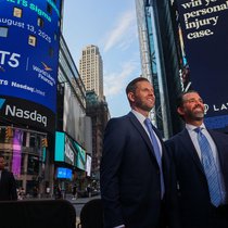 Eric Trump (links) und Donald Trump Jr. Die von den Trump-Brüdern unterstützte Investmentbank Dominari Securities ist an der Transaktion beteiligt