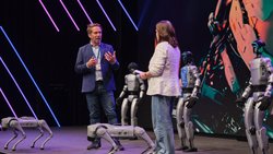Robotik auf der Bühne: Die Fortschritte im AI-Bereich treiben den Boom der Robotik gerade kräftig an.