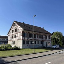 Das historische Mehrfamilienhaus mit Fachwerkfassade an der Wehntalerstrasse in Höri ZH stammt aus dem Jahr 1878.