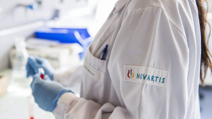 Une personne travail dans un laboratoire, durant une visite des lieux lors l'inauguration de la nouvelle unite de Recherche et de Developpement de Novartis sur le site de  Prangins, pres de Nyon, ce vendredi 19 octobre 2012. (KEYSTONE/Yannick Bailly)