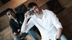 Manu Nair (l.) und Alessandro Aimar ermöglichen mit ihrem Produkt bei Edge-KI-Prozessen einen um bis zu 98 Prozent tieferen Energieverbrauch.