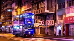 Doppelstöckiges Hongkong-Tram mit einem Werbeschriftzug für Pimco.