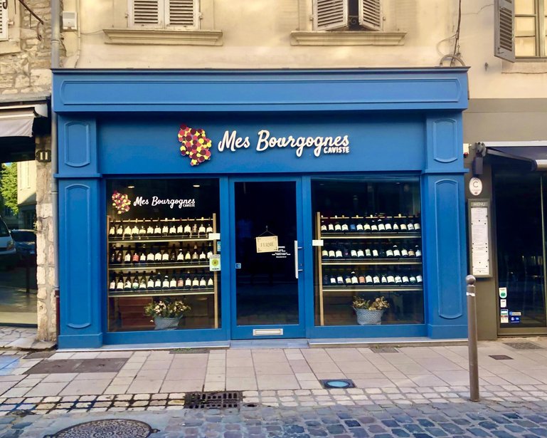 Gut dotierte Weinhandlungen und Geschäfte mit Weinzubehör wie Gläsern oder schicken Weinkühlern führen weinaffine Touristen schwer in Versuchung.