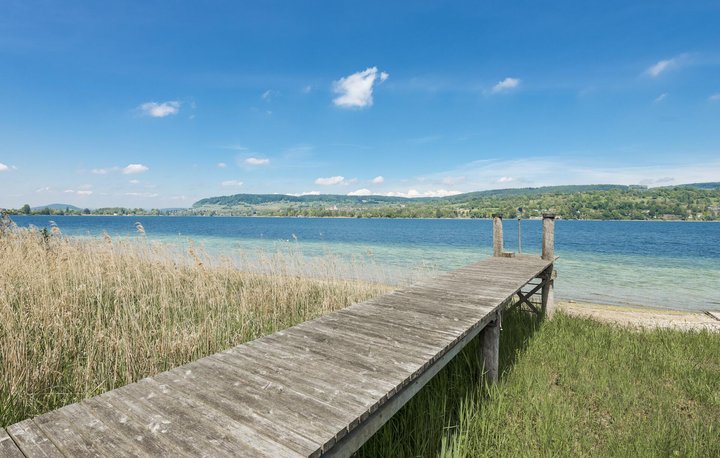 Sie kostet zwischen 5 und 10 Millionen Franken und hat einen prächtigen Steg ins Wasser.