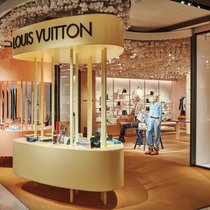 ZUGÄNGLICH: Türsteher wie sonst etwa bei Boutiquen von Louis Vuitton gibt es bei Globus nicht.