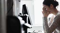 Wer in den letzten Jahren Wirtschaft, IT, Marketing oder Finanzen studiert hat, hat jetzt ein Problem: KI lässt viele Einstiegspositionen verschwinden.