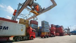 Hafen Basel: Am stärksten legten die Schweizer Exporte 2019 in die Niederlande zu.