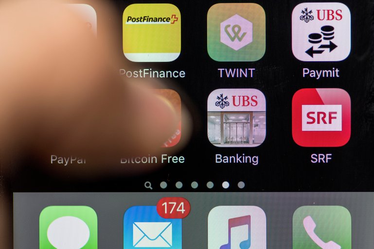 Die UBS Mobile Banking App, eine E-Banking Applikation, aufgenommen auf einem Smartphone am 5. Januar 2016 in Zurich. (KEYSTONE/Christian Beutler)