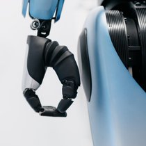 Die im Jahr 2024 gegründete Stiftung hat bislang rund 10 humanoide Roboter eingesetzt. 
