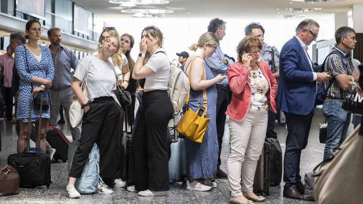 Warten auf den Flug: 72 Prozent der stornierten Flüge aus der und in die Schweiz waren Abendflüge.