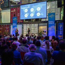 Bei der Closing Ceremony im Zürcher Kraftwerk werden 55 neue Innovationspartnerschaften bejubelt.
