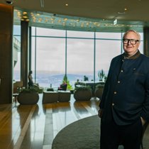 Hotelier mit langer Auslandskarriere: Chris Franzen in der Lobby des Haupthotels im Bürgenstock Resort. «Solange moralisch und legal, werden alle Wünsche der Gäste erfüllt.»