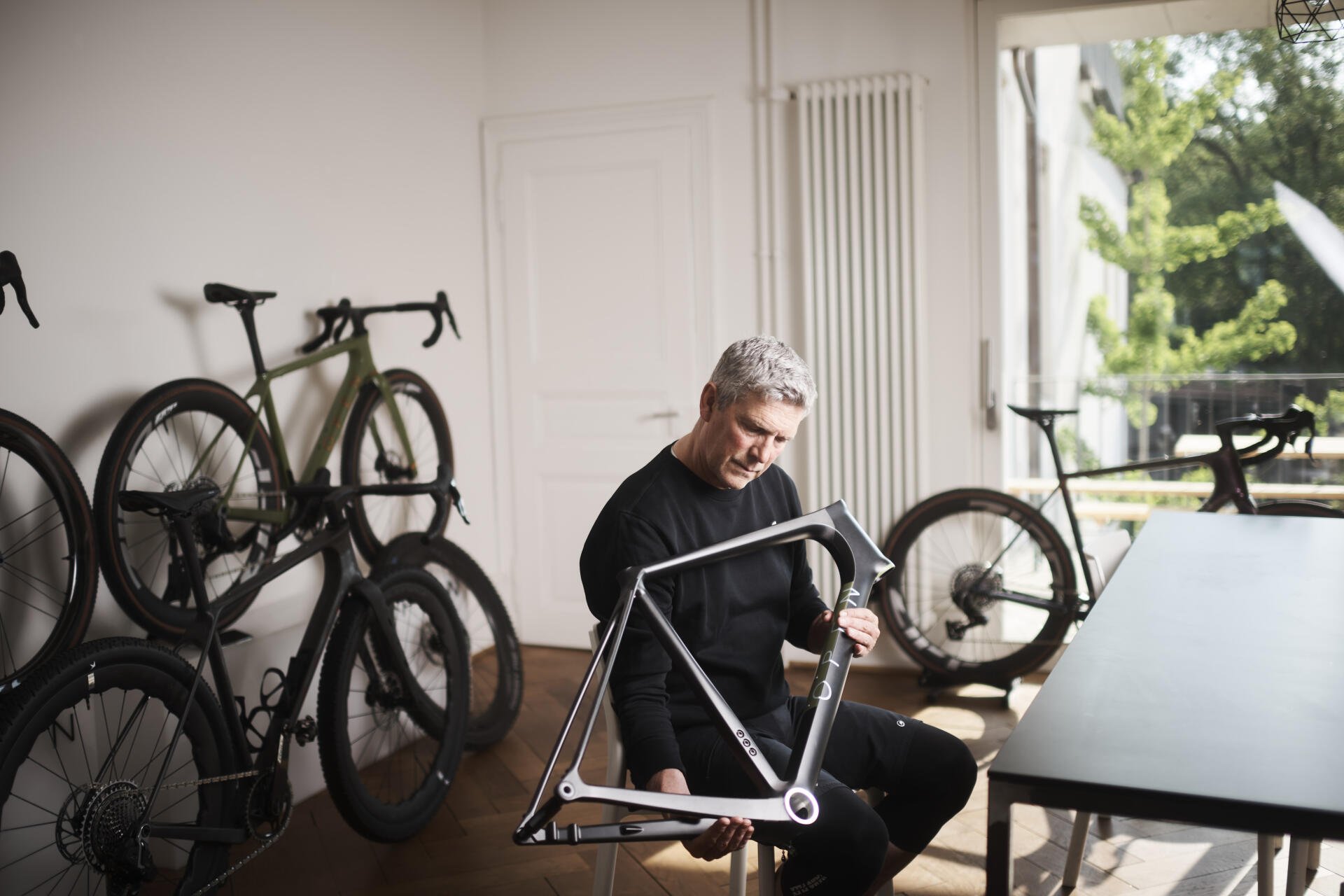 Kessler prüft die Lackierung eines Carbonrahmens.
